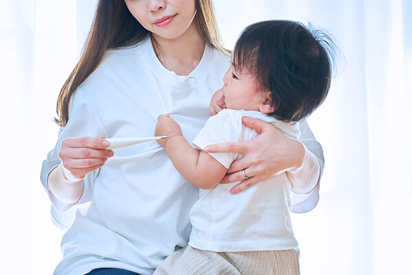 女性医師とスタッフによる和やかな診療環境